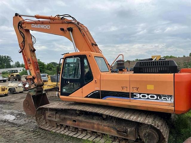 Image of Daewoo 300LCV equipment image 2