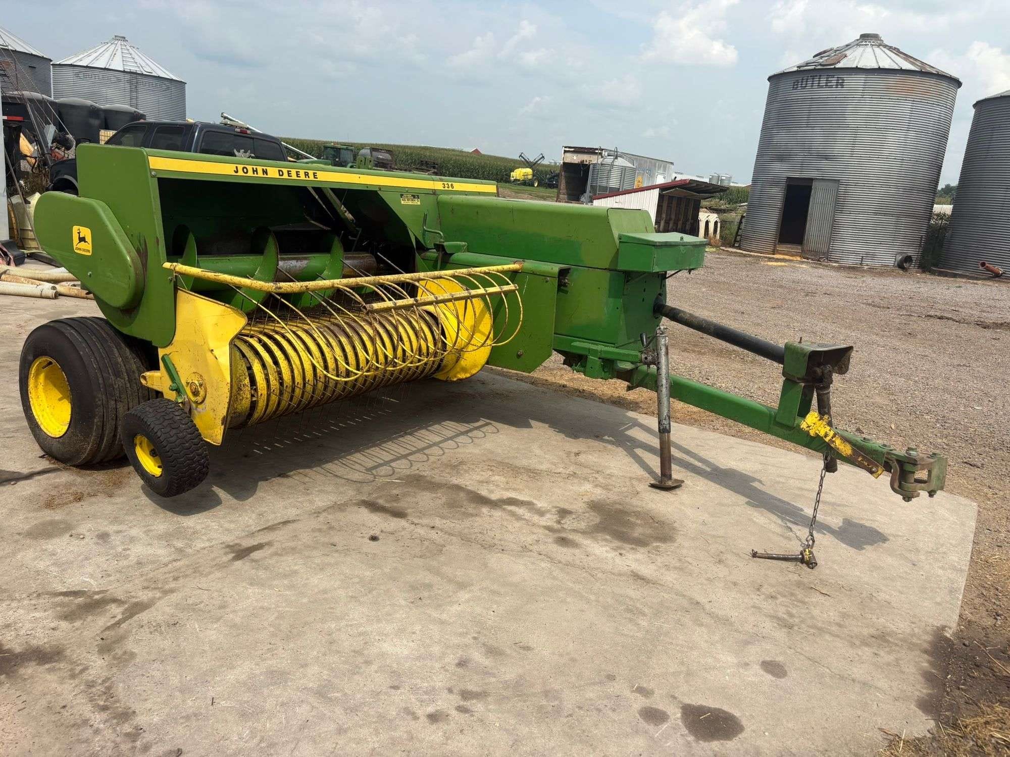 John Deere 336 Equipment Image0