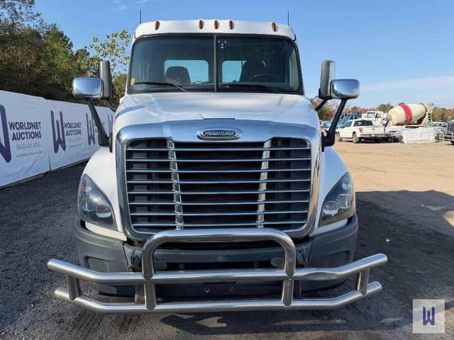 Image of Freightliner Cascadia 125 equipment image 2