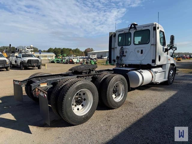 Image of Freightliner Cascadia 125 equipment image 4