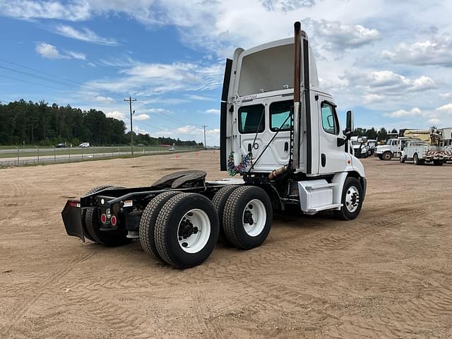 Image of Freightliner Cascadia equipment image 4