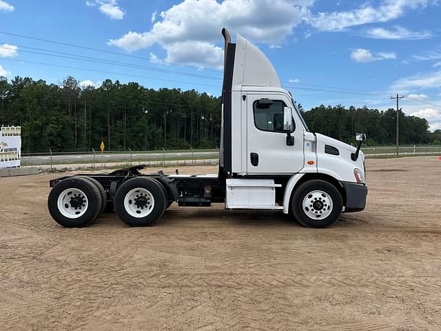 Image of Freightliner Cascadia equipment image 3