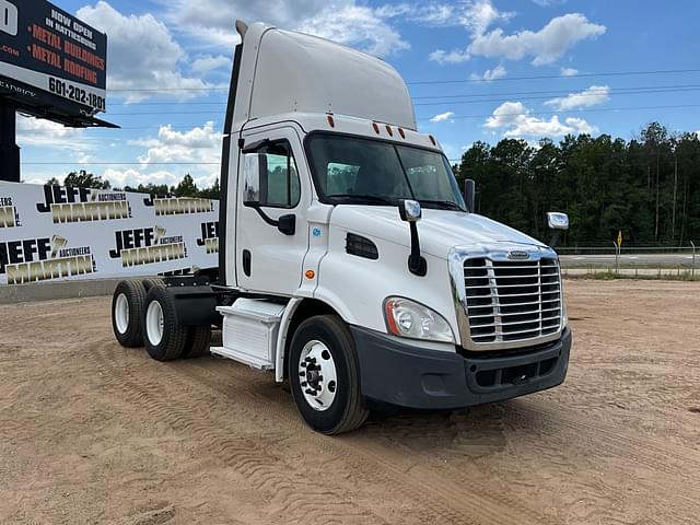 Image of Freightliner Cascadia equipment image 2