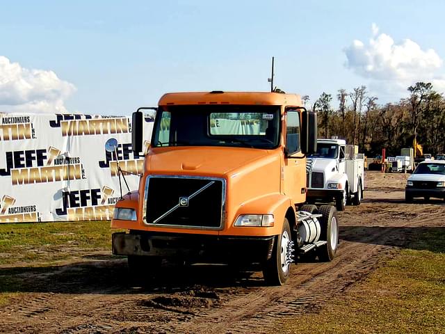 Image of Volvo VNM equipment image 1