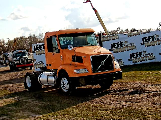 Image of Volvo VNM equipment image 2