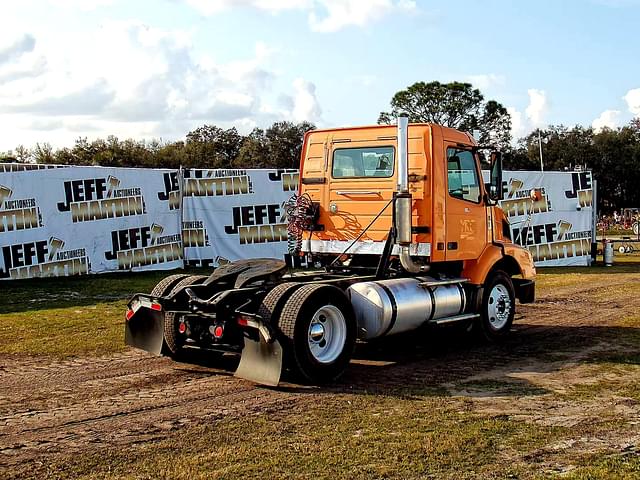 Image of Volvo VNM equipment image 4