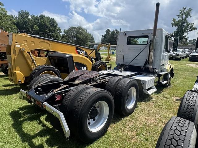 Image of Volvo VNL64T equipment image 2