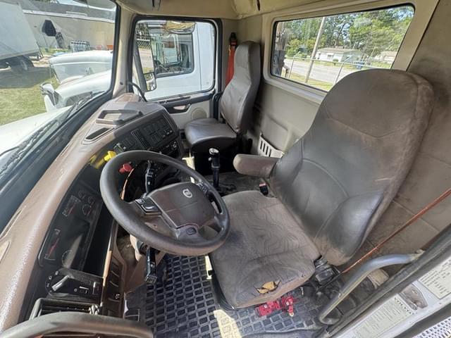 Image of Volvo VNL64T equipment image 4