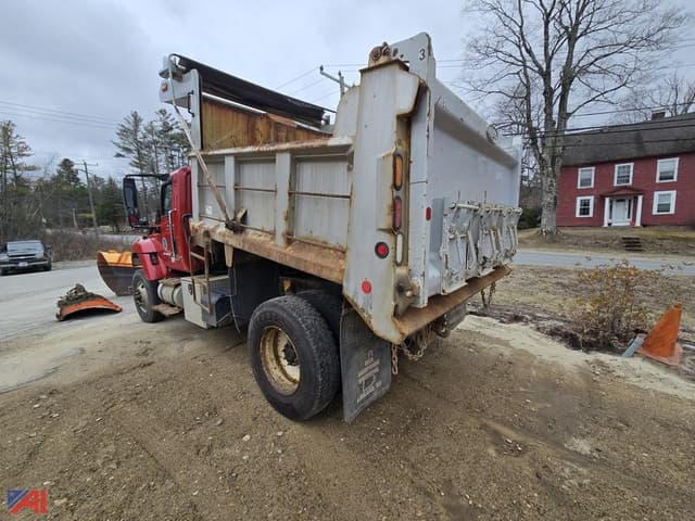 Image of International Workstar 7400 equipment image 1