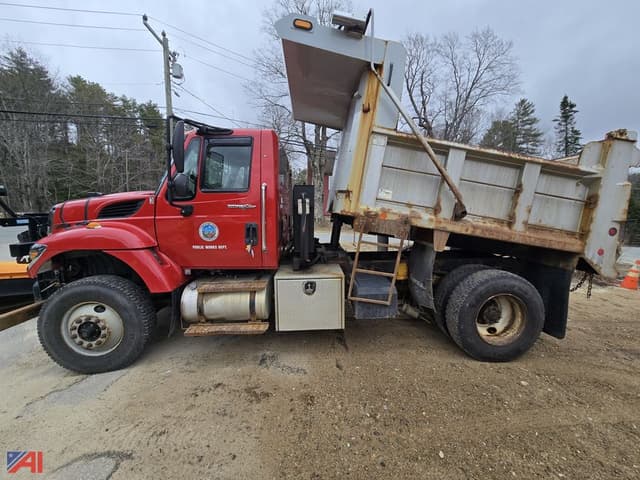 Image of International Workstar 7400 equipment image 2