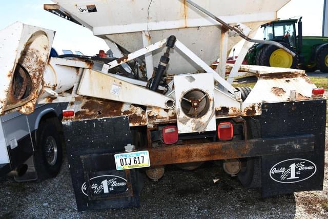 Image of International 4900 equipment image 1