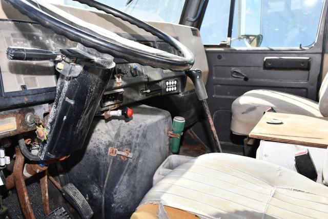 Image of International 4900 equipment image 4