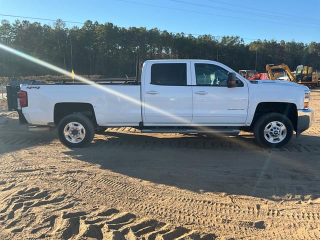 Image of Chevrolet 2500HD equipment image 3