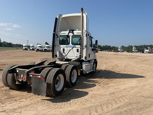 Image of Freightliner Cascadia equipment image 4