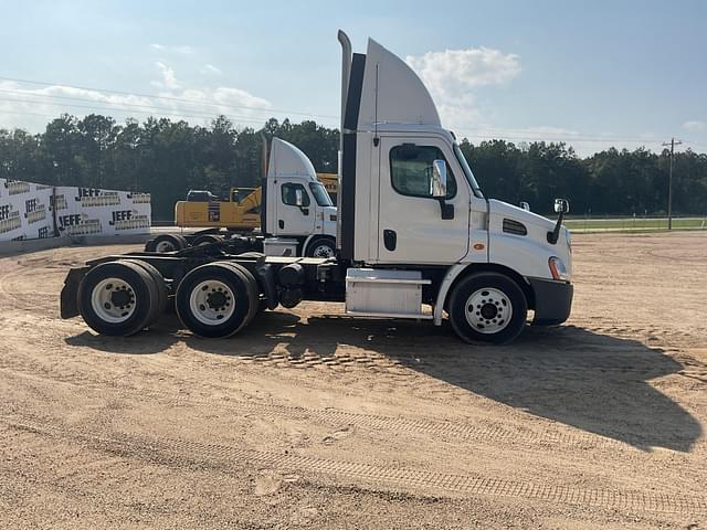 Image of Freightliner Cascadia equipment image 3