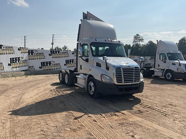 Image of Freightliner Cascadia equipment image 2