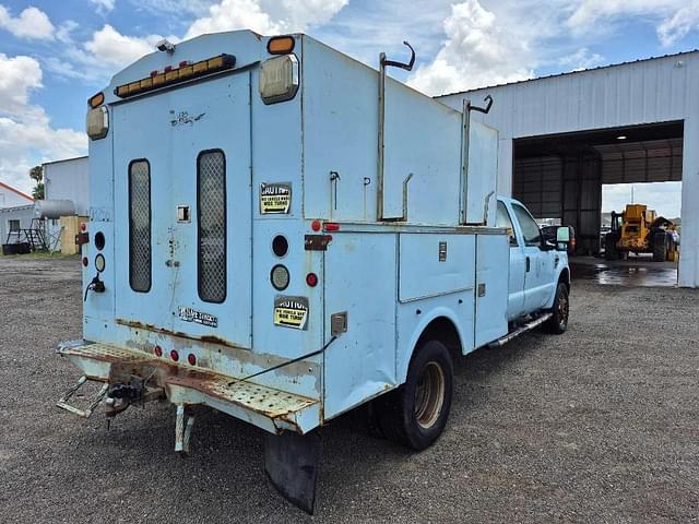Image of Ford F-350 equipment image 3