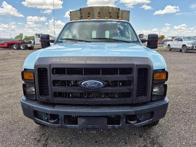 Image of Ford F-350 equipment image 2