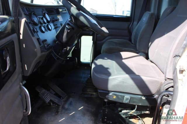 Image of Peterbilt 340 equipment image 4