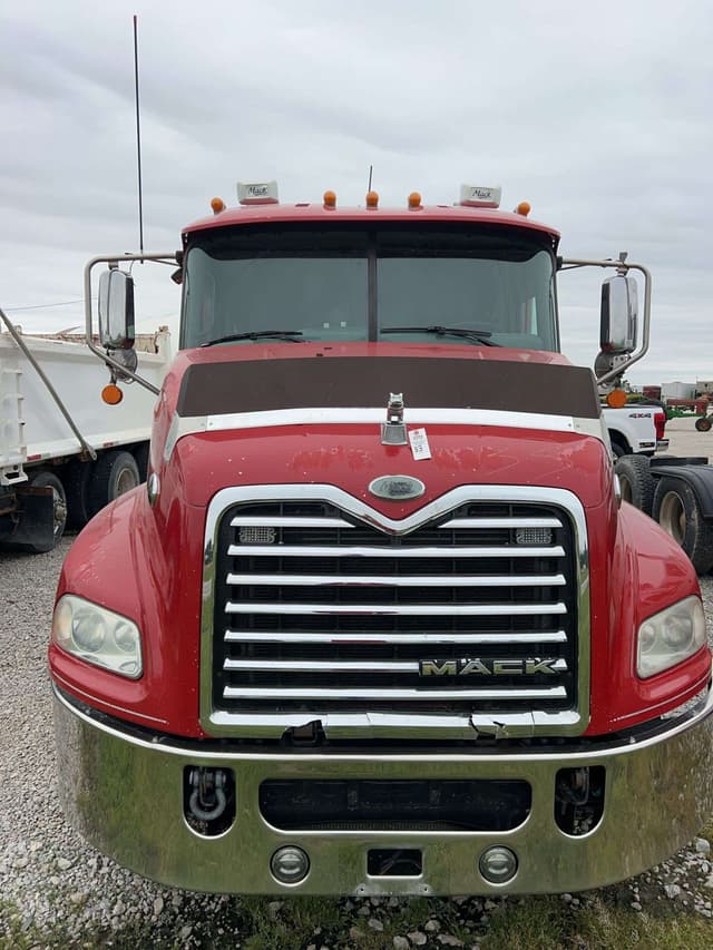 Image of Mack 600 equipment image 2