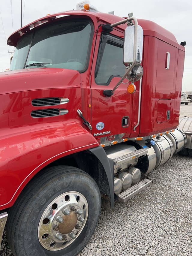 Image of Mack 600 equipment image 3