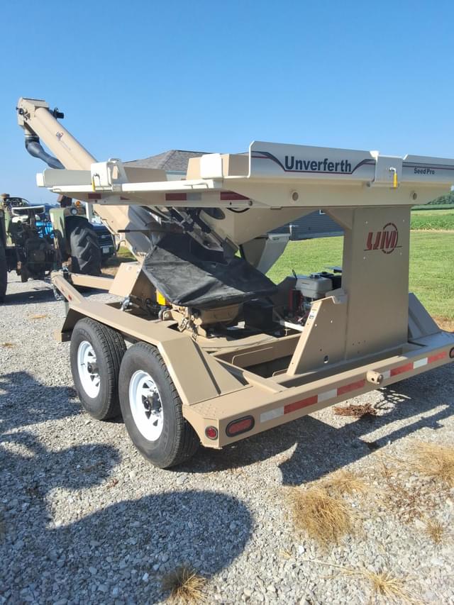 Image of Unverferth Seed Pro 410 equipment image 4