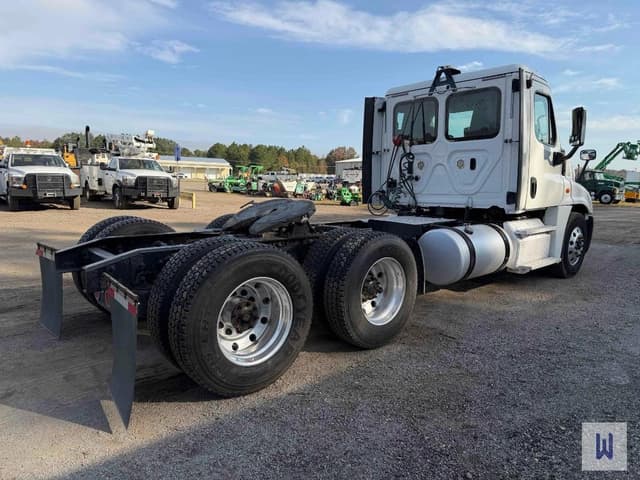 Image of Freightliner Cascadia 125 equipment image 4