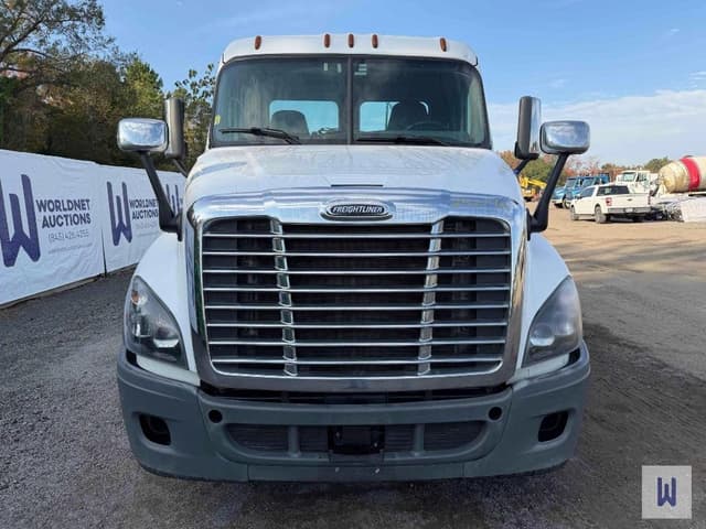 Image of Freightliner Cascadia 125 equipment image 2