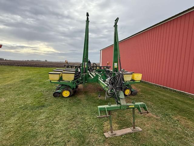 Image of John Deere 7200 equipment image 3