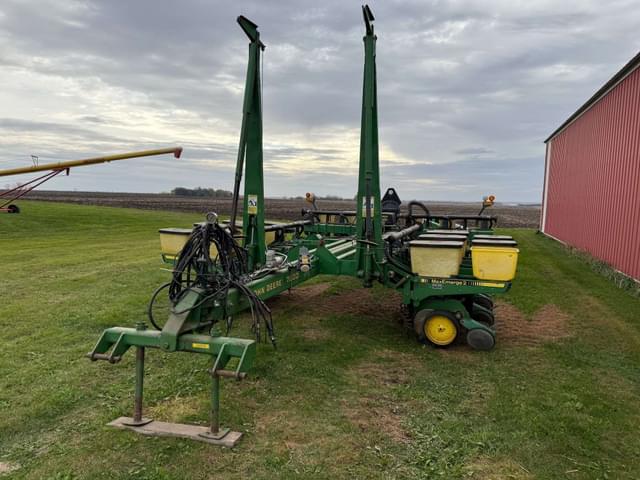 Image of John Deere 7200 equipment image 1