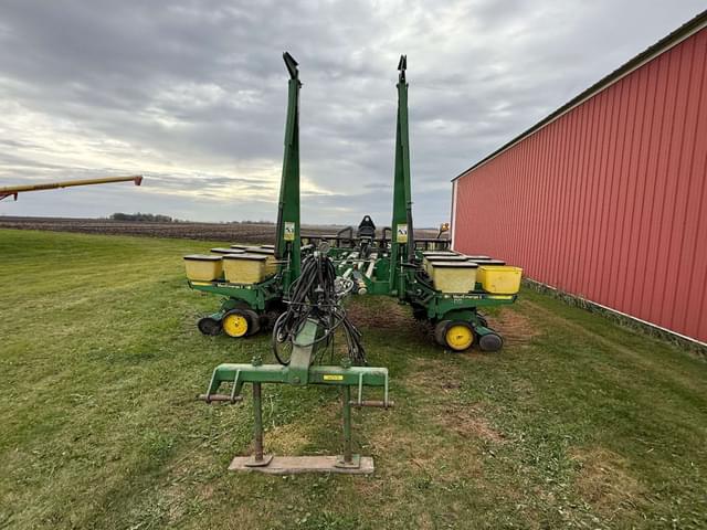 Image of John Deere 7200 equipment image 2