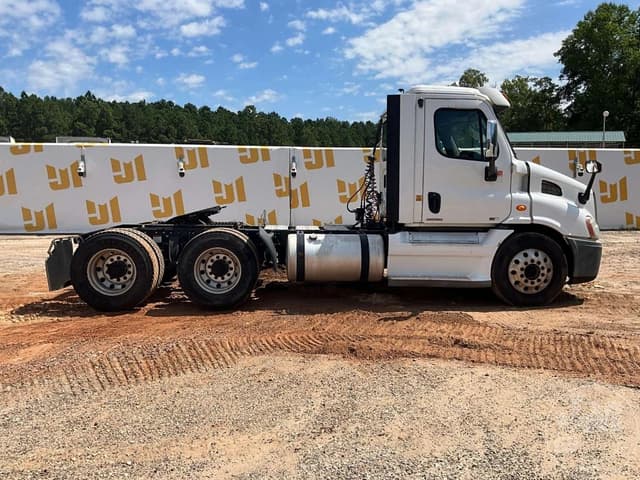 Image of Freightliner Cascadia equipment image 3