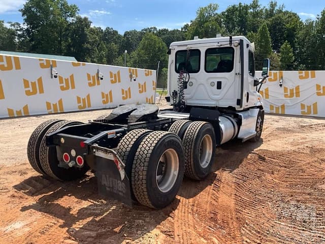 Image of Freightliner Cascadia equipment image 4