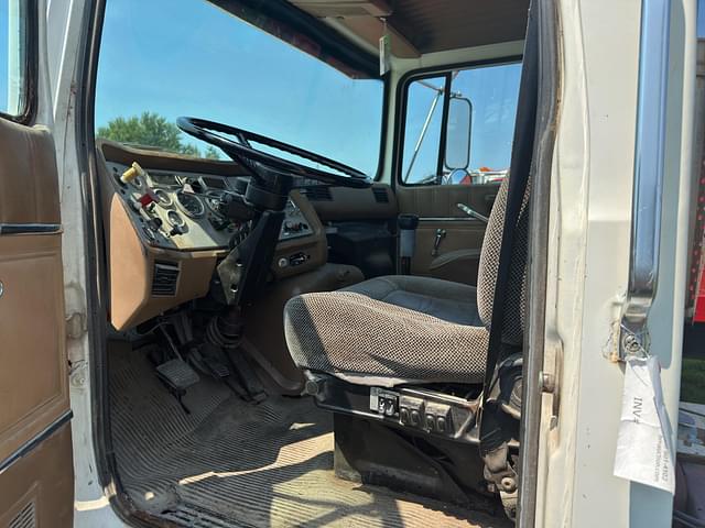 Image of Ford L9000 equipment image 4