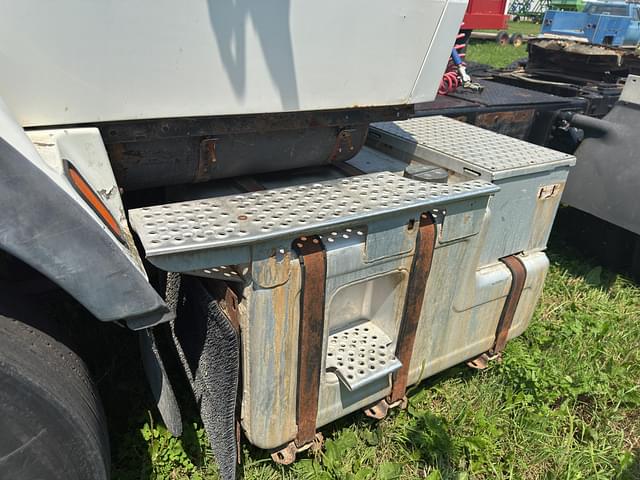 Image of Ford L9000 equipment image 3