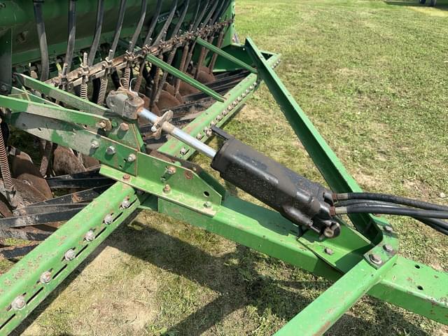 Image of John Deere 8300 equipment image 3