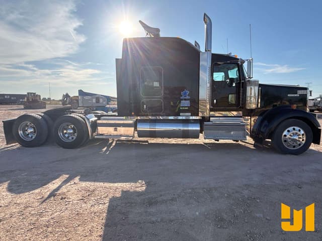 Image of Kenworth W900 equipment image 3