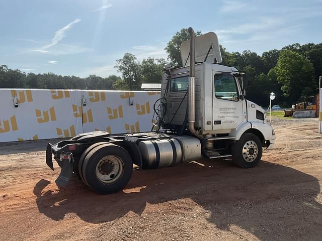 Image of Volvo VNM equipment image 4