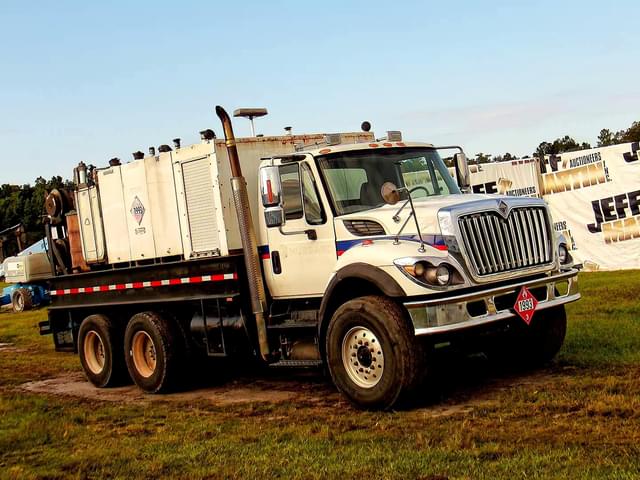 Image of International 7400 equipment image 1