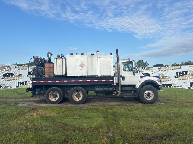 Image of International 7400 equipment image 2