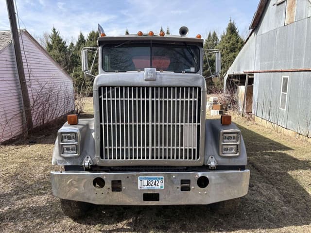 Image of International 9370 equipment image 2