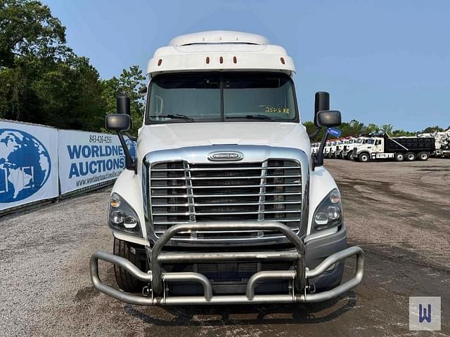 Image of Freightliner Cascadia equipment image 2