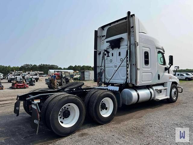 Image of Freightliner Cascadia equipment image 4