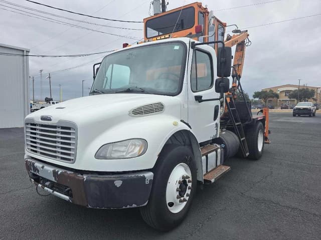 Image of Freightliner M2 106 equipment image 1