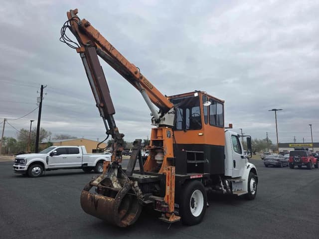 Image of Freightliner M2 106 equipment image 4
