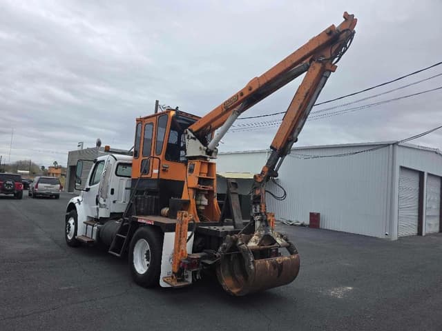 Image of Freightliner M2 106 equipment image 3