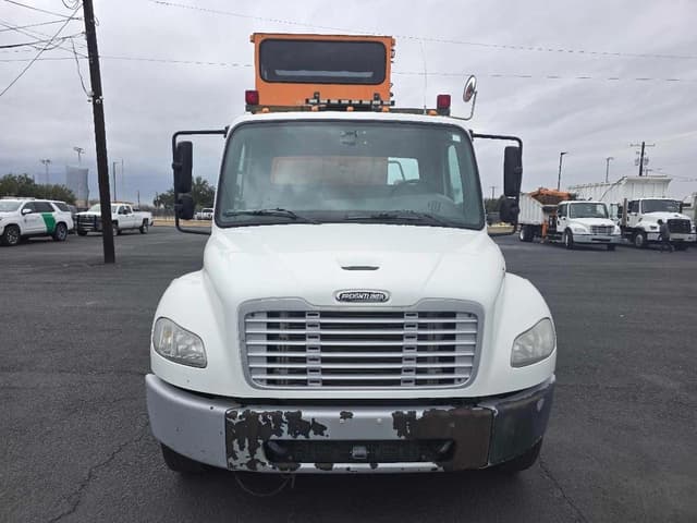 Image of Freightliner M2 106 equipment image 2