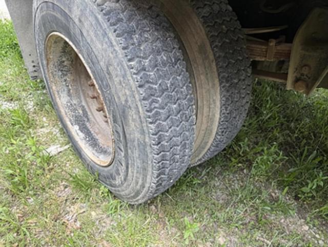 Image of Ford F-700 equipment image 3