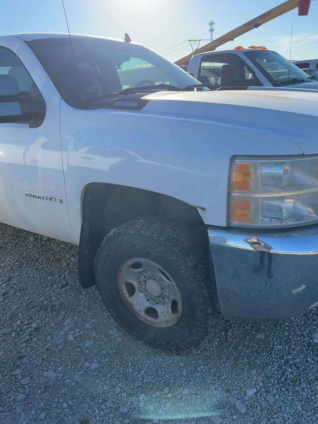 Image of Chevrolet 2500HD equipment image 2