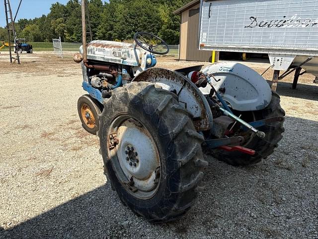 Image of Ford 4000 equipment image 3